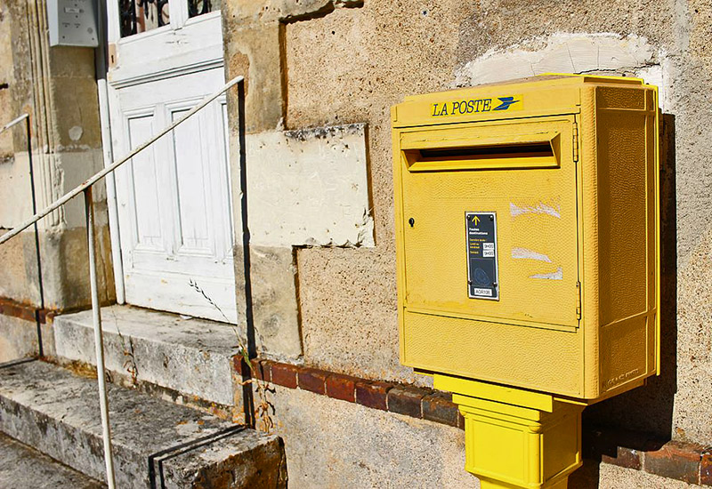 La Poste invitée à réduire son parc de boîtes jaunes... et à recourir aux  drones