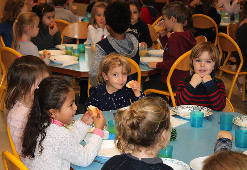 En commission, les députés rejettent la gratuité des cantines scolaires