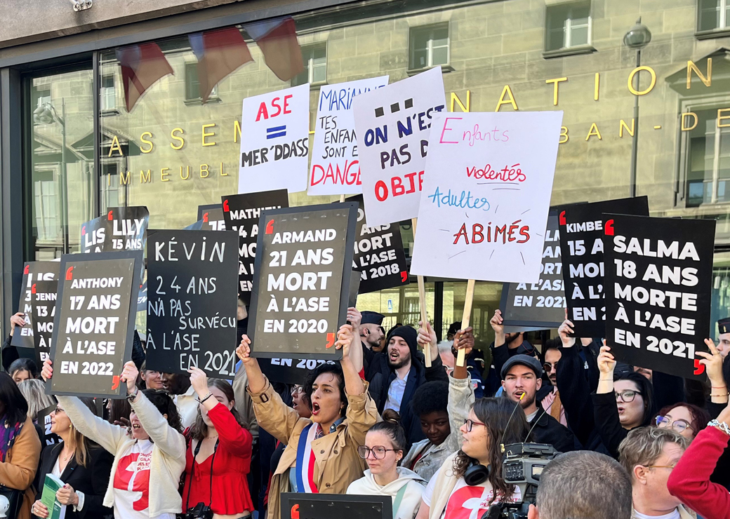 Manifestation le 8 avril, jour de la remise du rapport d’Isabelle Santiago en présence de la députée Ayda Hadizadeh