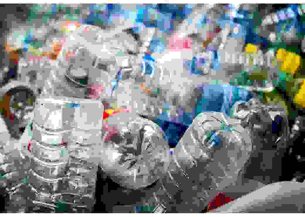 Tas de bouteilles plastiques à recycler