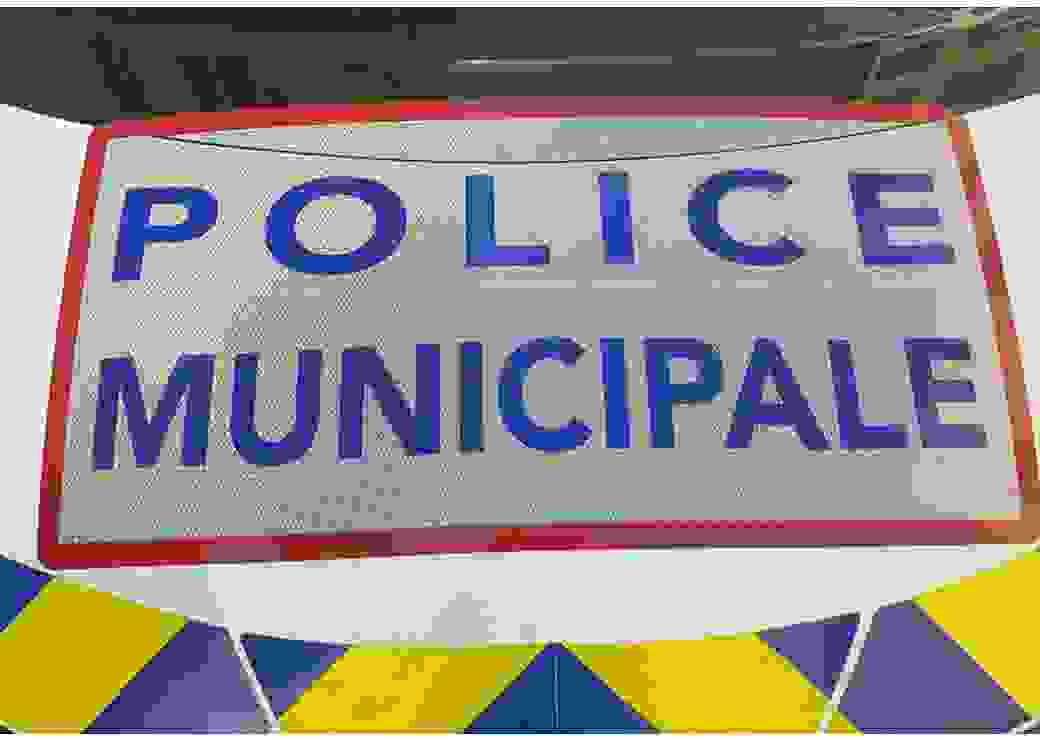 Zoom sur le logo police municipale sur le capot d'une voiture