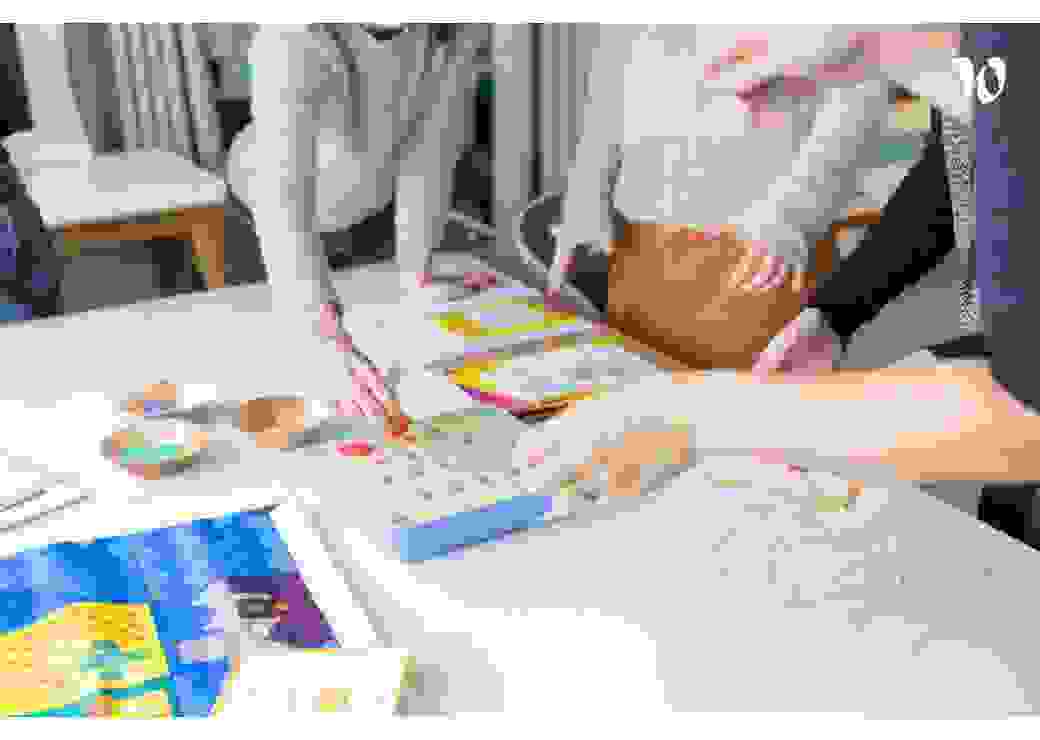 élèves manipulant des objets sur une table