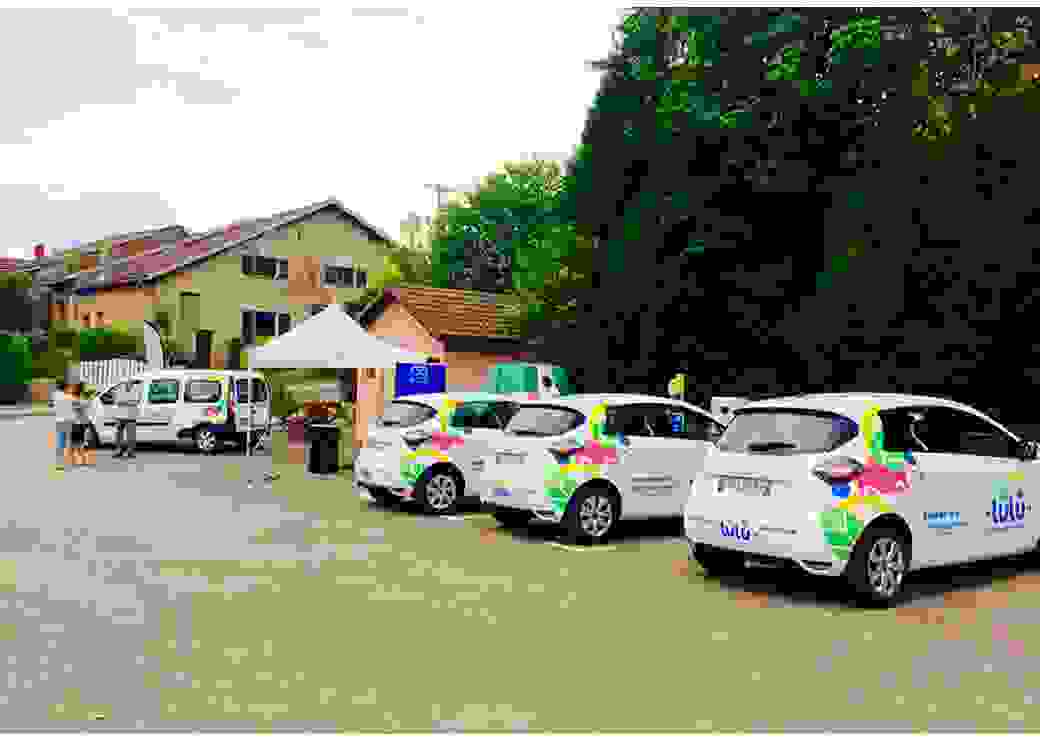 4 voitures siglées Lulu sont garées sur un parking