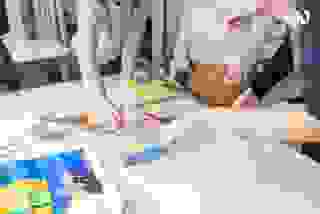 élèves manipulant des objets sur une table