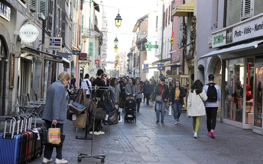 Photo d'une rue commerçante de la vieille ville