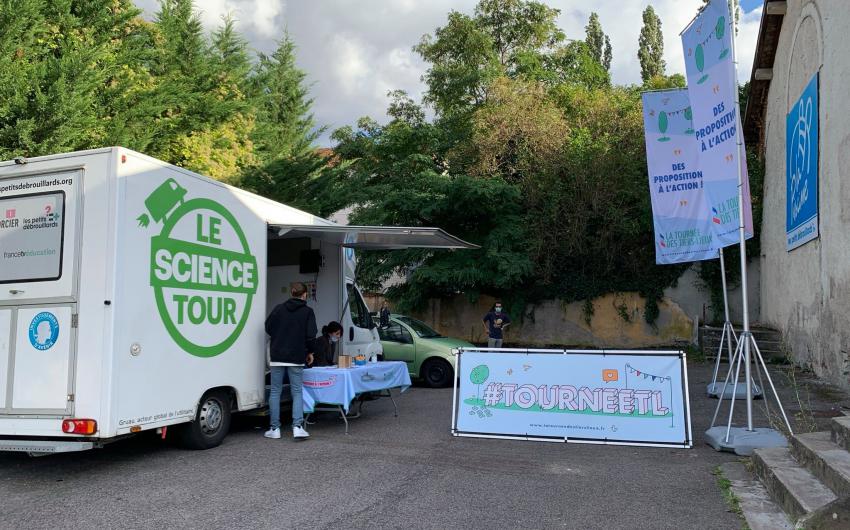 Les camions labos du Science Tour présents à Maxéville