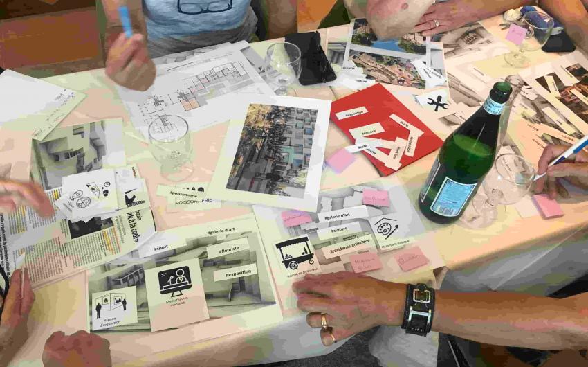 Photo d'un atelier de réflexion sur une table de travail