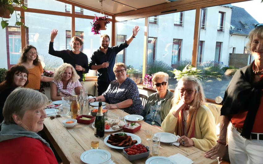 repas multigénérationnel autour d'une table