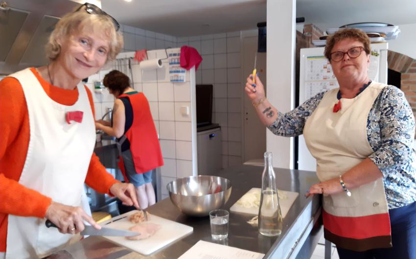 3 personnes préparent à manger