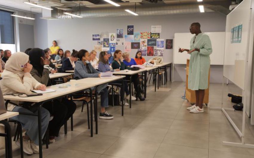 cours de numérique avec seulement des femmes 