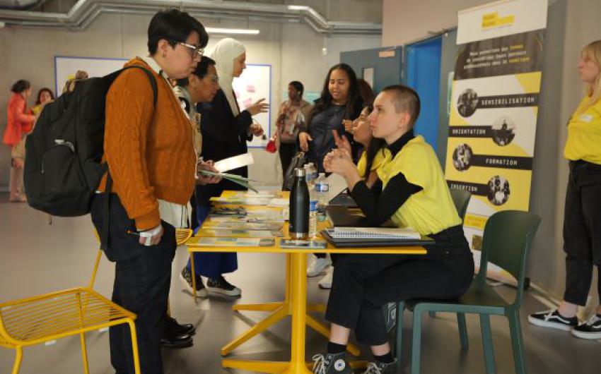 2 femmes discutent à l'occasion d'un forum