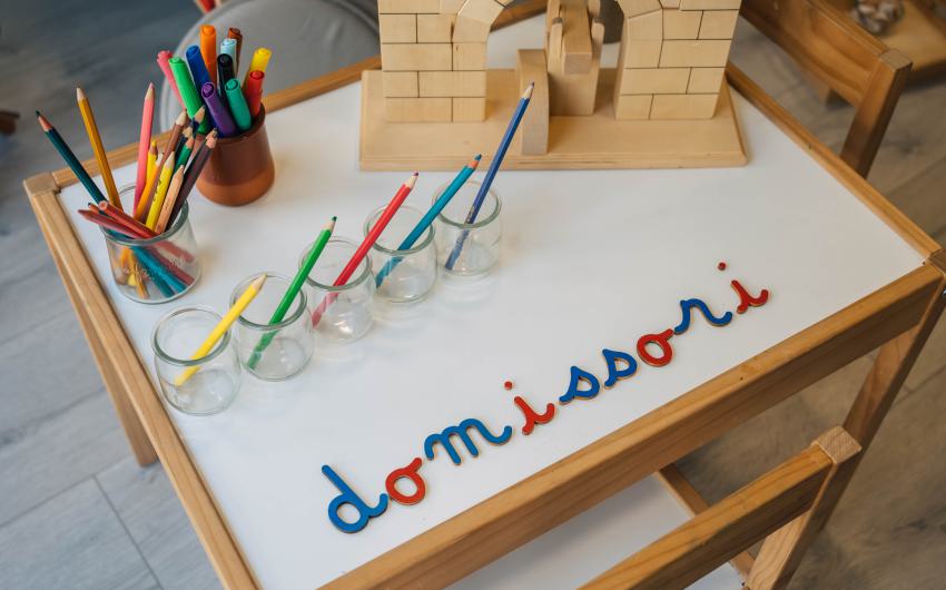 domissori écrit sur un bureau