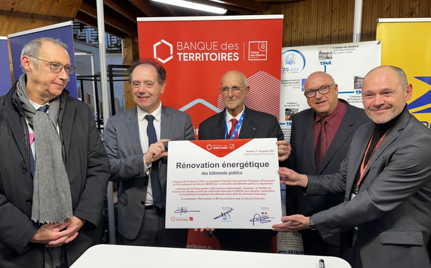 Signature au salon des collectivités territoriales de la Nièvre