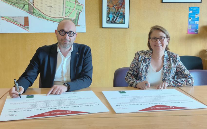 Nicolas Soret, maire de Joigny, et Sophie Diemunsch, directrice territoriale signent