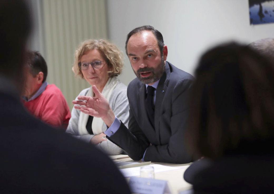 Édouard Philippe précise les contours des quatre mesures d’urgence pour améliorer le pouvoir d’achat des revenus modestes, lors d’un déplacement avec Muriel Pénicaud, vendredi 14 décembre.