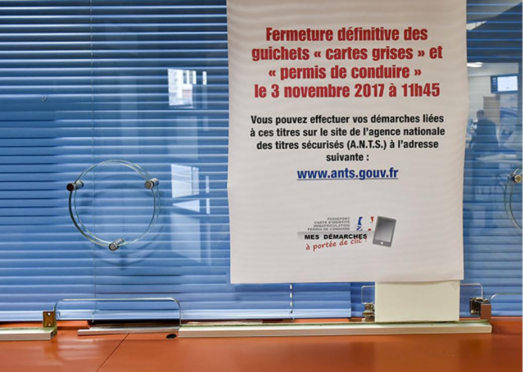 uichet et affiches annoncant la fermeture des guichets de delivrance des Cartes Grises et Permis de Conduire en Prefectures en Correze en accord avec l'arret National