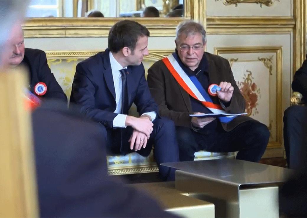 @Elysee / Emmanuel Macron et la délégation de maires ruraux emmenée par Vanick Berberian reçue ce 14 janvier à l'Elysée