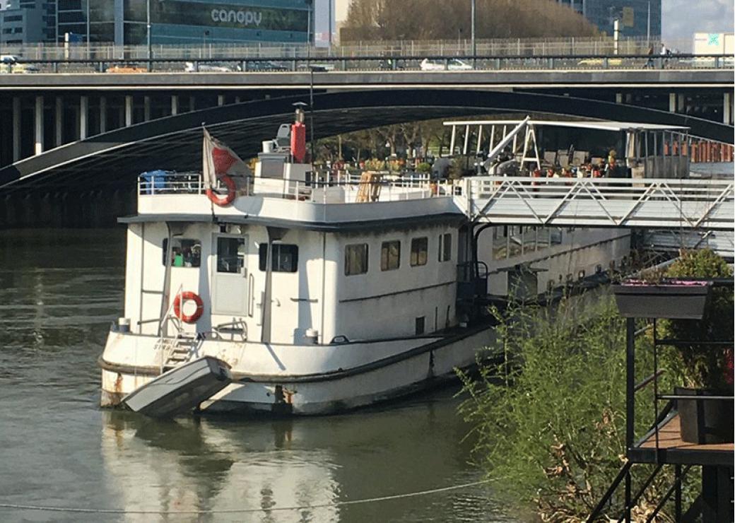 "L'Amirale Major Georgette Gogibus", centre d'hébergement (CHRS) géré par l'Armée du Salut, amarré à Neuilly-sur-Seine, accueille une cinquantaine de résidents