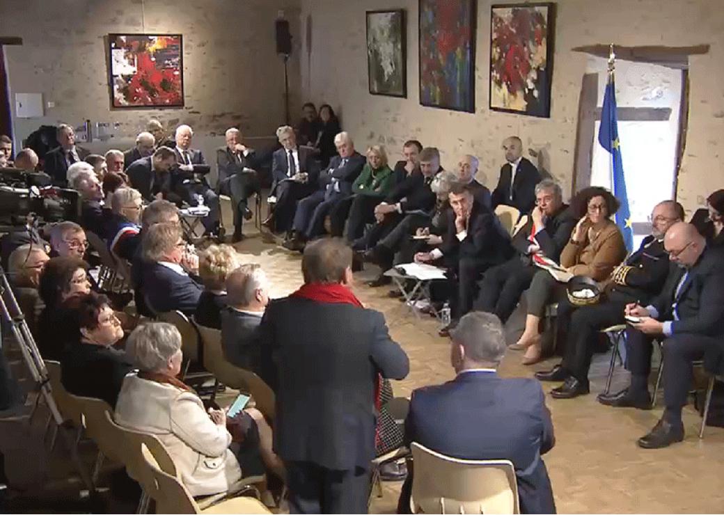 La rencontre du 14 février avec les maires de l'Indre. E. Macron avec, à sa droite, V. Berberian, au moment de la prise de parole d'A. Laignel