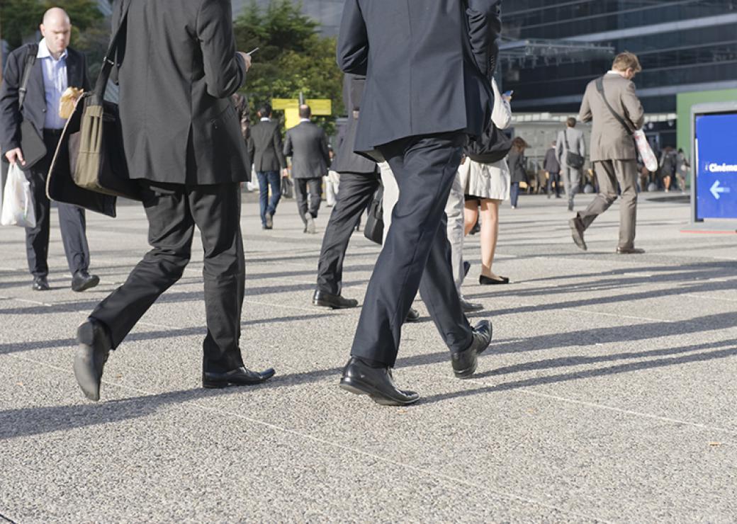 Foule cadres dynamiques costumes salaires 