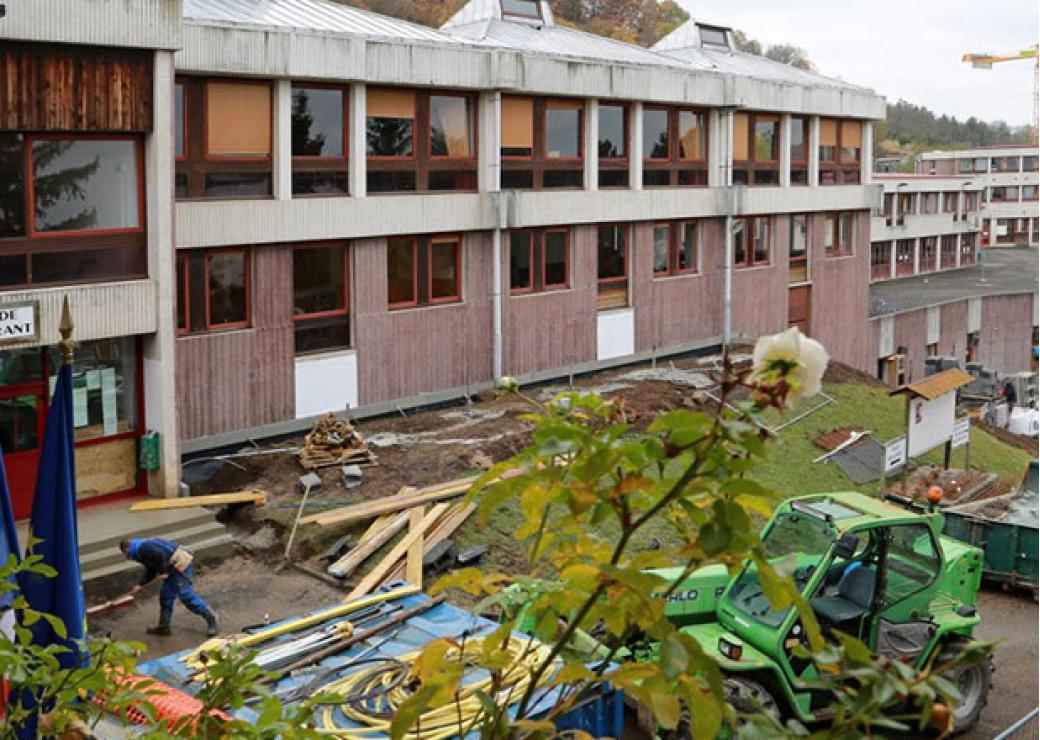 Depuis 2016 le lycee Charles-et-Adrien-Dupuy bénéficie, au Puy en Velay, d’une vaste campagne de travaux de rénovation énergétique d’une vaste campagne de travaux, essentiellement pour sa rénovation énergétique 