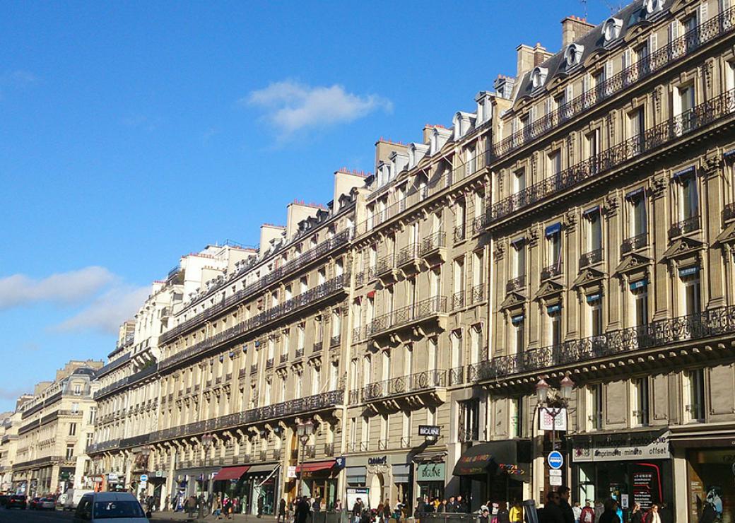 Rue d'immeubles haussmaniens Paris 
