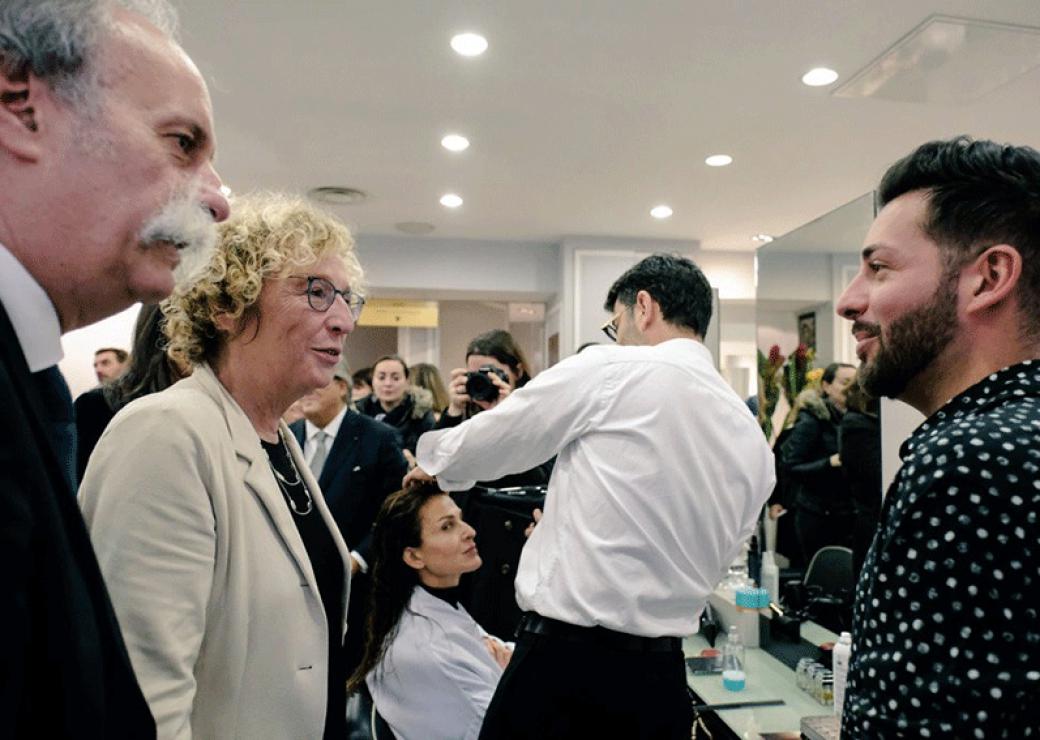 Bernard Stalter et Muriel Pénicaud visitant un salon de coiffure