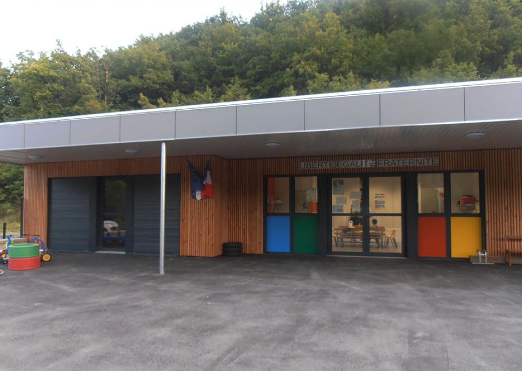 Avec l'ecole des villages de l’Aveyron attirent des familles