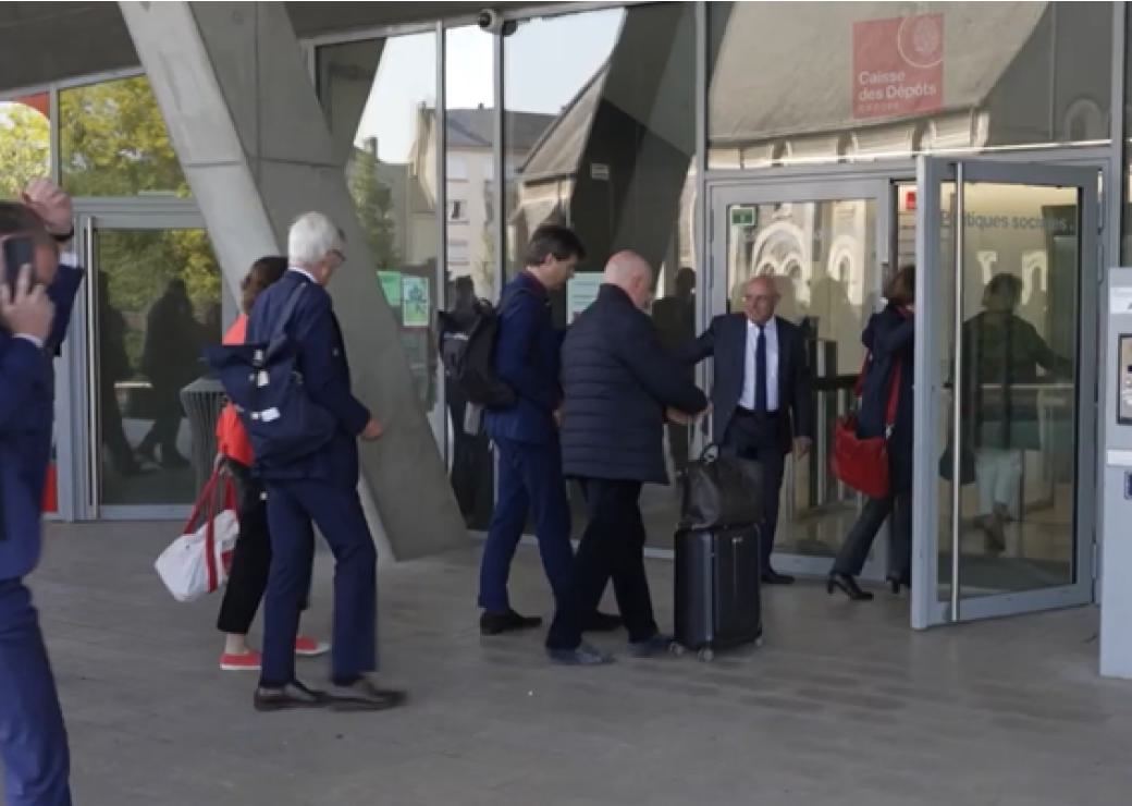 Commission de surveillance entrant dans le bâtiment