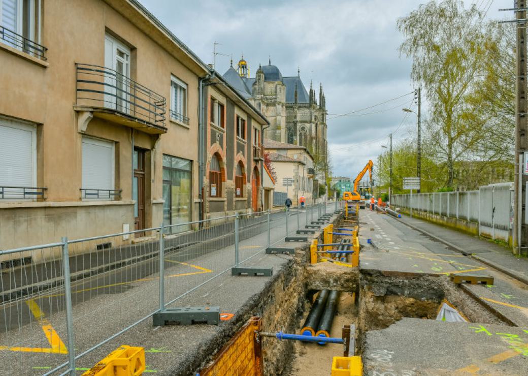 Une rue avec une tranchée de travaux