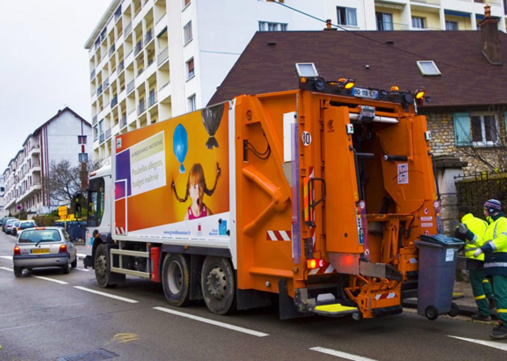 Camion-benne lecteur de puces connectés pour réduire les déchets