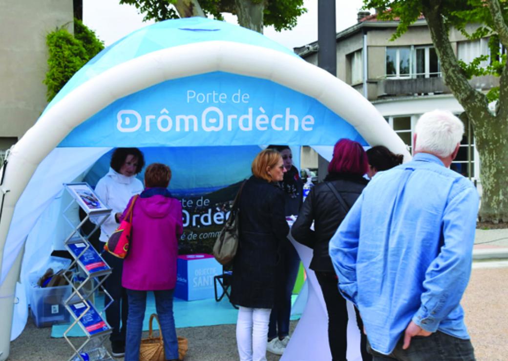 Stand dans une structure gonflable pourcommuniquer sur les marchés