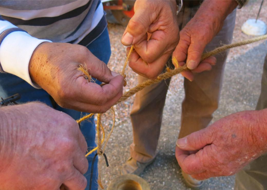 Plusieurs mains le long d'une cordelette