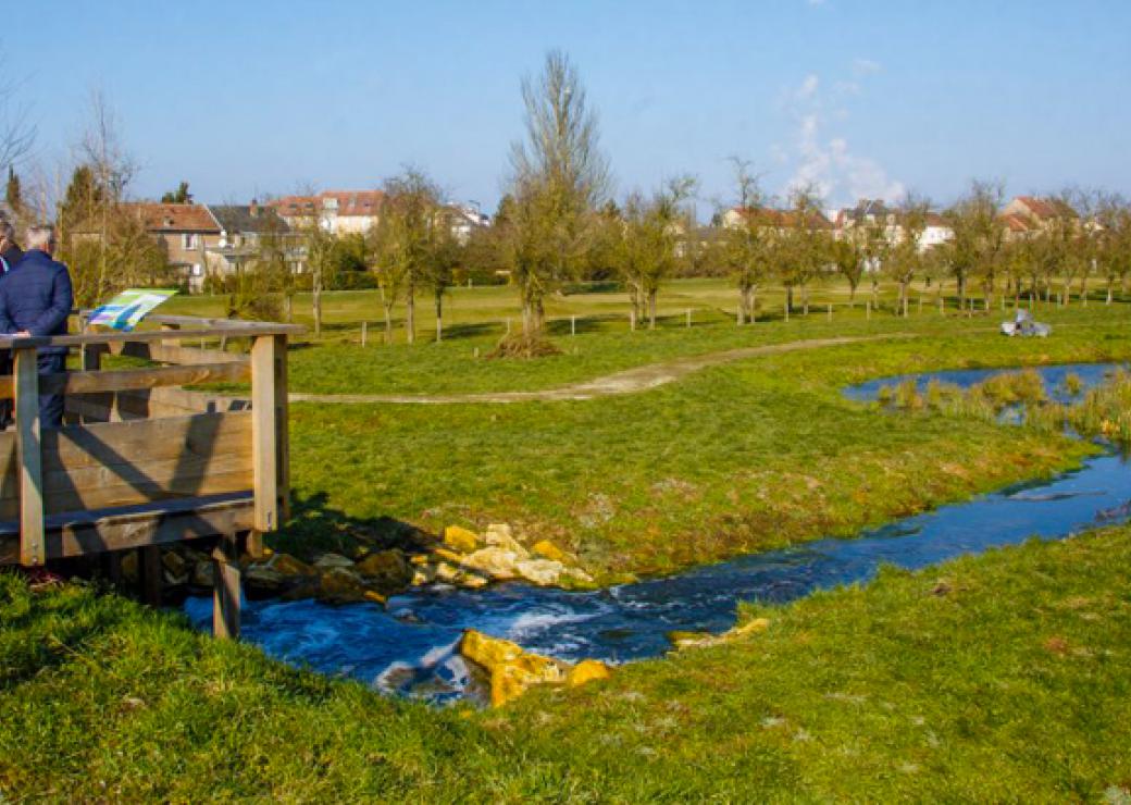 Vue depuis un ponton de l'eau qui s'écoule dans les champs