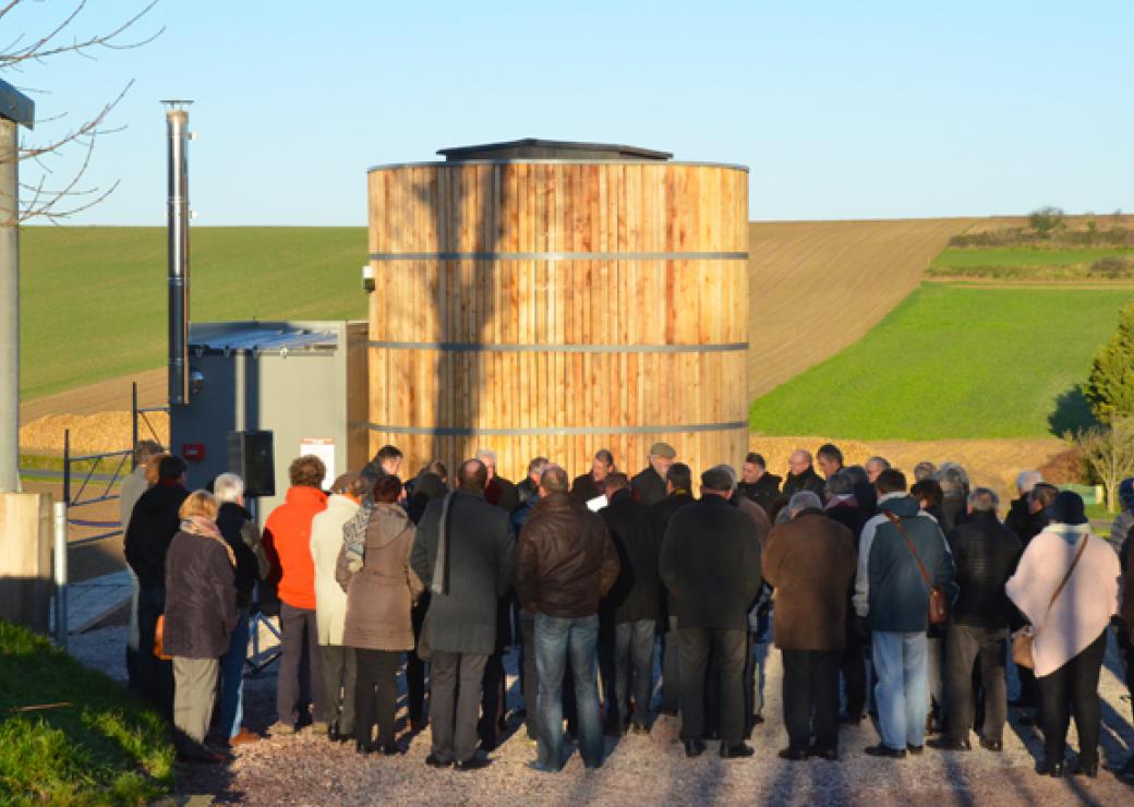 Visite d’une chaufferie bois en milieu rural dont le silo de stockage émerge