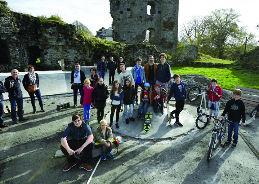 Le skate park devant les ruines du chateau médieval et son équipe de bâtisseurs