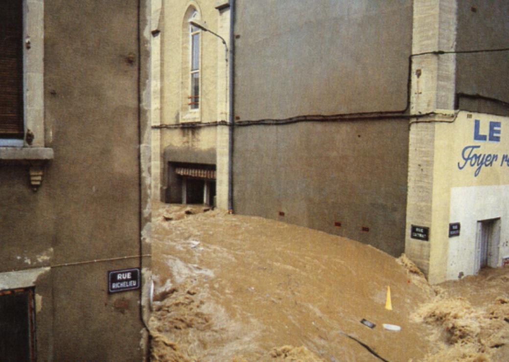 03 10 1988 : Enorme vague surgissant dans la rue Catina de Nïmes
