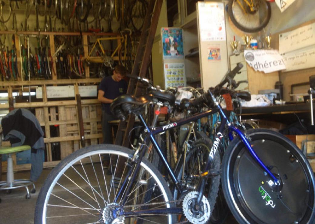 Atelier de réparation de vélo avec vélo en premier plan