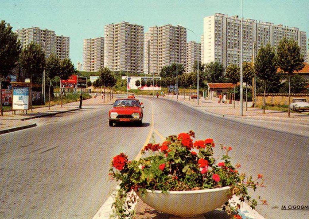 Carte postale ancienne des Minguettes à Vénissieux publiée sur le compte Twitter de @renaud_epstein dans le cadre de sa série "Un jour, une ZUP"  