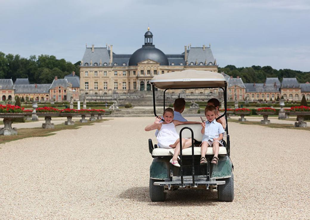 Des enfants en Club car sur le site du château de Vaux-le-Vicomte