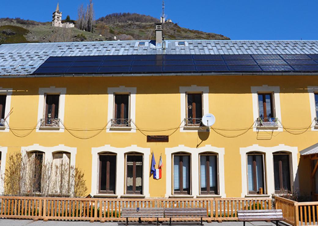 Ecole avec toiture photovoltaïque