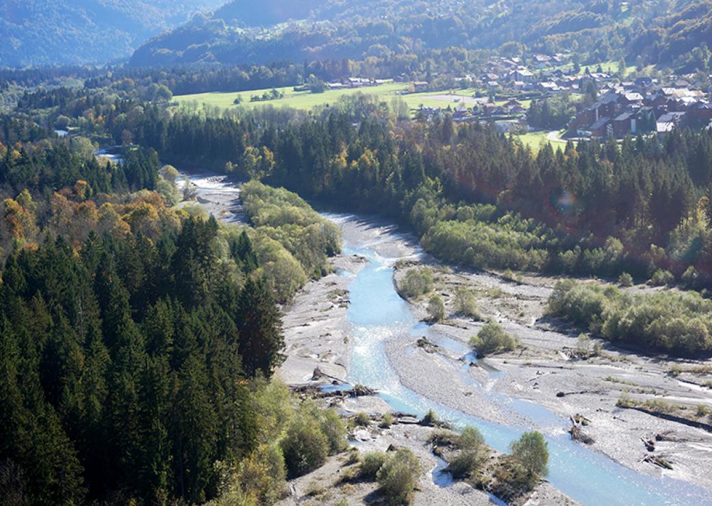 Vue aérienne de la rivère Arve et la vallée ou elle descend