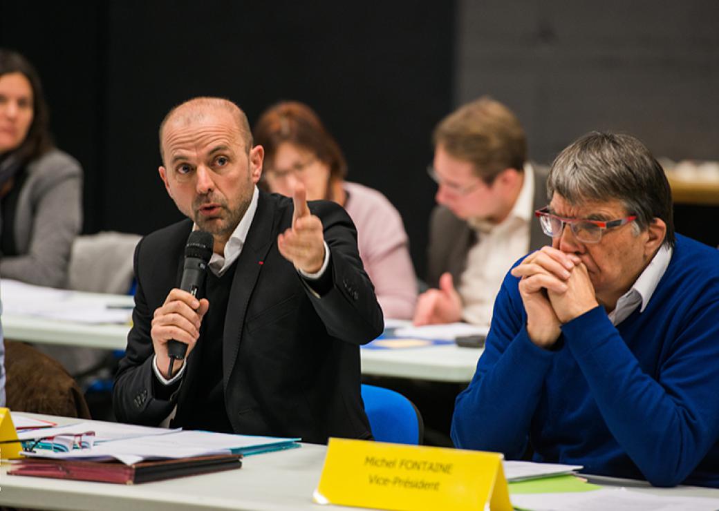 Elu avec micro en plein débat 