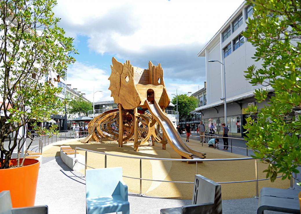 Un Dragon Geant Aimante Enfants Et Familles Au Centre Ville De Saint Nazaire 44
