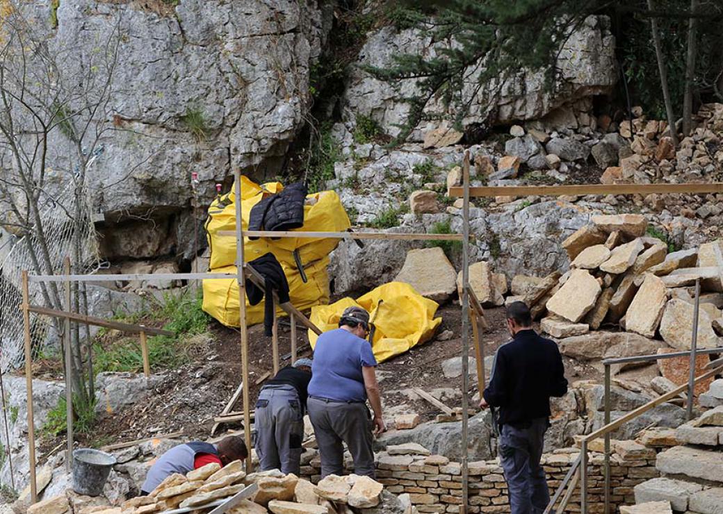 Chantier d’insertion de construction en pierre sèche