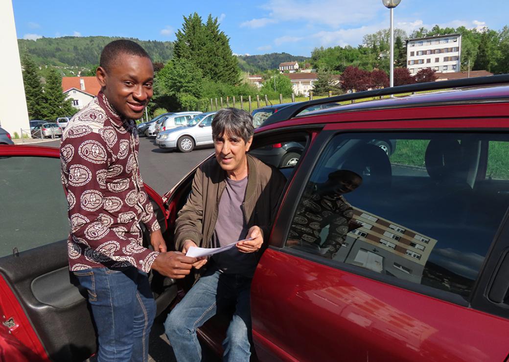 Un jeune et son chauffeur