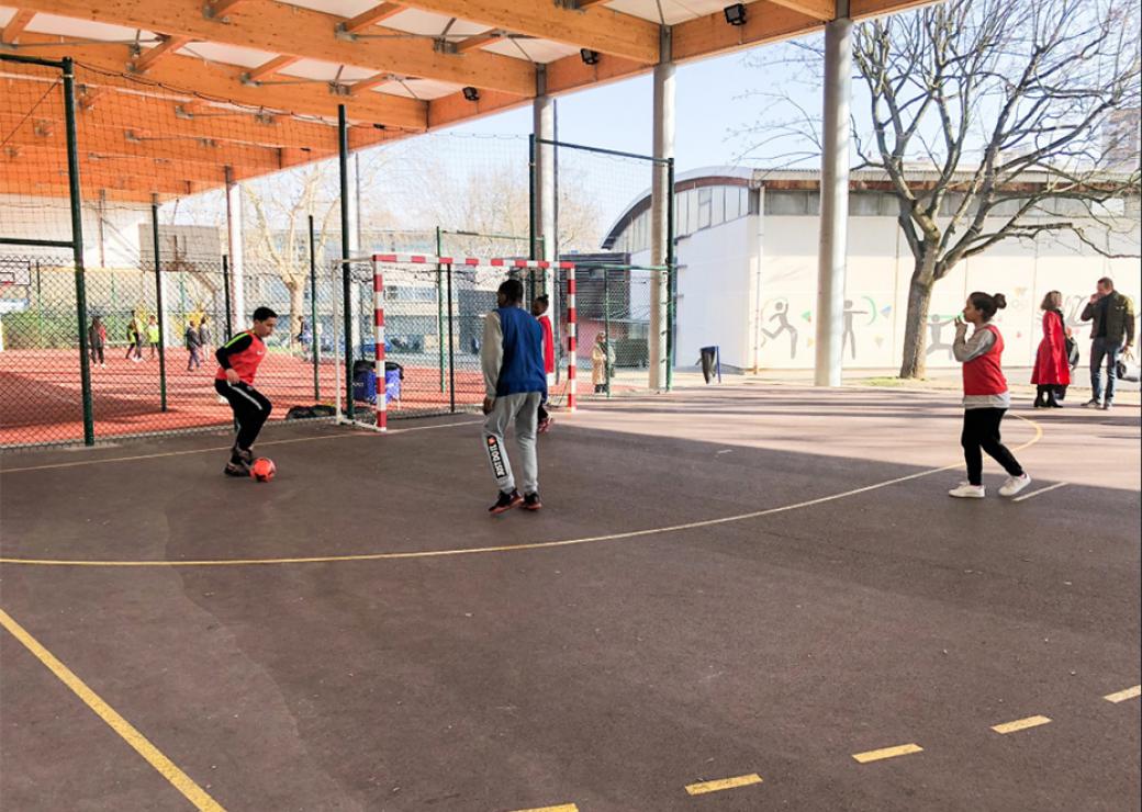 Gymnase terrain de basketball et handball