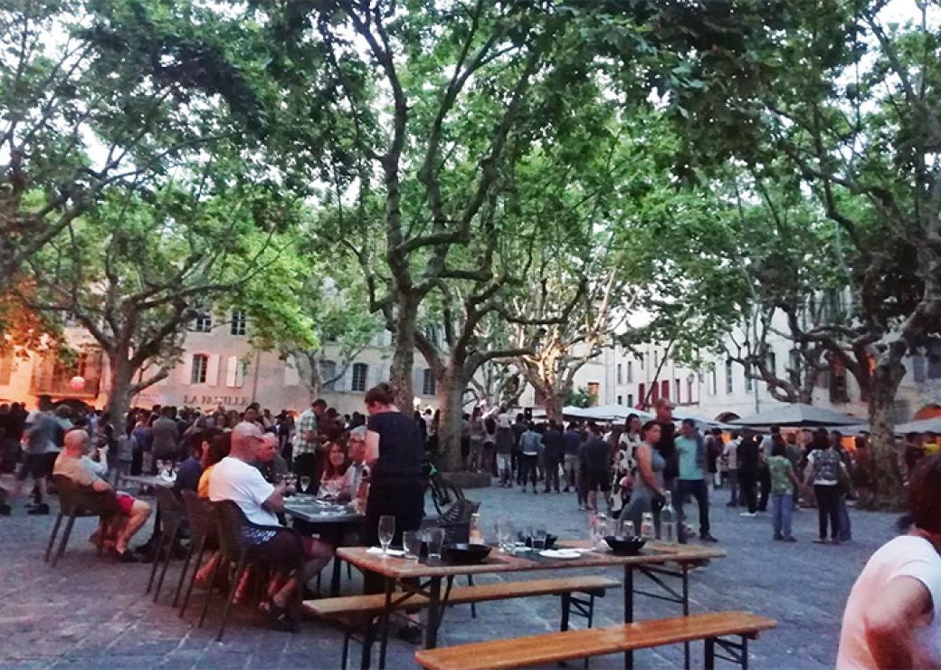 place aux herbes, uzès, touristes