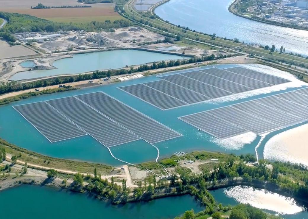 Panneaux solaires flottants sur un lac de carrière (84)