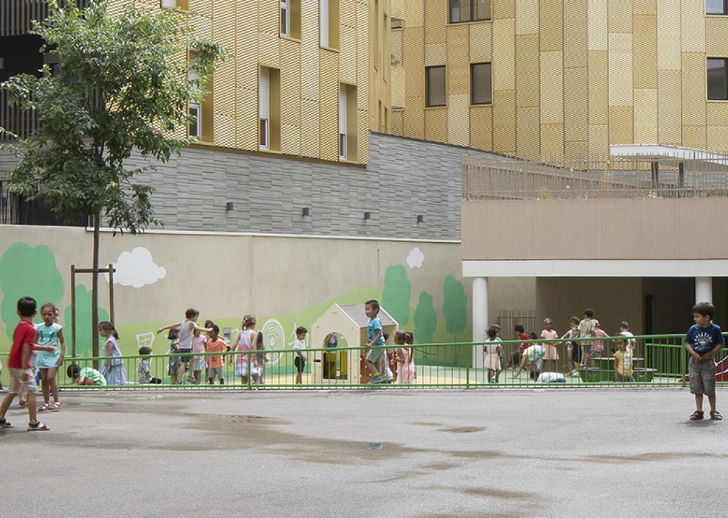 enfants dans une cours d'école